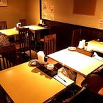 Yakitori Izakaya Shinchan - 清潔なフローリングのテーブル席！