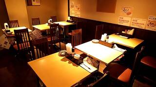 Yakitori Izakaya Shinchan - 清潔なフローリングのテーブル席！