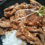 和牛炙り焼割烹せんりや - 肉は細切り。