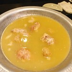 124569379 - 白湯スープの水炊き。最初は鶏肉！