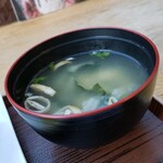 和味茶屋 こめまる - 塩ザンギセットの味噌汁です。