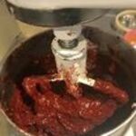 自家製ソーセージ仕込み風景。粘りが出て肉が結着したらOK。