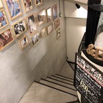 Bisutoro Kicchin Ando Botoruzu - 階段降りてすぐ店内です。ようこそ。