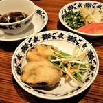 横浜中華街 重慶飯店 - 「蒸し鶏の生姜ソース」「茄子の蝦身入りはさみ揚げ」