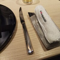 レストラン ラフィナージュ - おしぼりは店名入り
