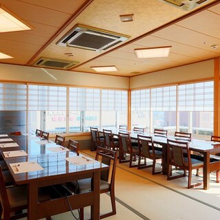 Depending on the occasion, such as private rooms for entertainment, tatami rooms or table seats for banquets, etc.