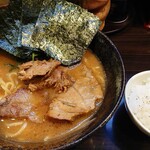 麺屋 優創 - 豚骨醤油ラーメン＋海苔＋小ライス