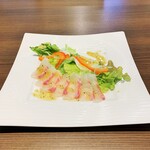 Bar&Cafe 炭火焼 ドン・ガバチョ - 鯛のカルパッチョ。850円+税