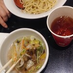Mita Seimenjo - 「レディースセット@790円（税込）」の「野菜トッピング」を選択。 スープは「鯛出汁」で、食べ終った後、出汁を薄めて飲みました。 私も一口頂きましたが、風味があって美味しかったです。