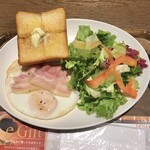 UESHIMA COFFEE SHOP - ベーコンエッグ&厚切りバタートーストモーニング671円
                        