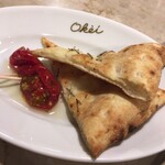 ピッツェリア テルツォ オケイ - お通しのフォカッチャ＆ドライトマト