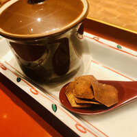 初音鮨 - ◎聖護院蕪の摺流し
                      クワイをあげた物を中に入れるように言われます。
                      メイラード反応で香ばしさがありアクセントになります。