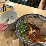 中国蘭州牛肉ラーメン 蘭少爺 - 一式。自分が味見する事が判っていたみたい。