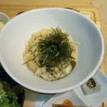 白ごまと黒ごま - アサリの和風梅パスタ（９５０円）