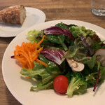 ル プリュ ムーチョ - 料理写真:サラダとパン