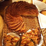 メゾン ムラタ - ガレットデロア、綺麗でしょ！
      1カット、かなりおっきい。
      そして、美味しい！
      今年の分は終わりみたい。
      次はまた年末ですね(*^^*)
      
      右横のリンゴのタルトも気になるなぁー♡