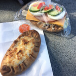 ライ麦ハウスベーカリー - カレリアンピーラッカ&ピーラッカのオープンサンドイッチ。香ばしいしおなかにたまる。もちろんお持ち帰りOK。