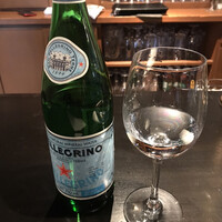 D'ORO HATSUDAI - サンペレグリノ９００円。飲み物からもコスパの良さが伝わります(^｡^)。スッキリした味わいで、とても良い、お料理のお供です（╹◡╹）