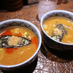 三田製麺所 - 普通の(右)と、辛つけめん(左)のスープ。