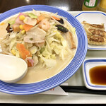 リンガーハット - 野菜たっぷりちゃんぽん814円(税込)とタイムサービスの餃子3個