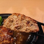 洋食屋ギャロップ - この厚みとタマネギの食感がたまりません！