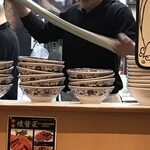 中国蘭州牛肉ラーメン 蘭少爺 - 伸ばしてます。