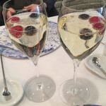 クッチーナ イタリアーナ ガッルーラ - 乾杯はスパークリングワインの、プロセッコのエクストラドライです。