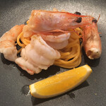 クッチーナ イタリアーナ ガッルーラ - 天使の海老は殻を外して頭まで食べられます