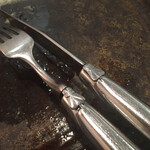 クッチーナ イタリアーナ ガッルーラ - 使い込まれたカトラリーは、ラギオールのビンテージタイプの様です