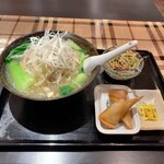 Taiwan Ryouri Kaisenkan - 週替わりランチ（鶏肉刀削麺＋春巻き）(820円)(税込み)