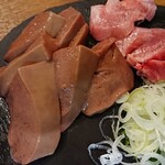もつ家 大西 - 白レバー焼き、タン元焼き