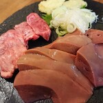 もつ家 大西 - 白レバー焼き、タン元焼き(おかわり)