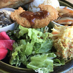 カメイノ食堂 - メジルメッキチョルバスのお惣菜側