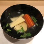 うを徳 -  お椀（筍 + 京人参 + 木の芽）