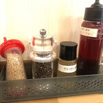 自家製さぬきうどんと肉 甚三 - 味変ツール