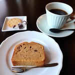 あお屋珈琲店 - クルミのパウンドケーキ
ブレンド珈琲A-2 ( 深煎りタイプの20g )
コーヒーのお供でハーベスト2枚と一口チョコが付きました！