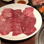もっちゃん家 - 食べ放題の最初の肉（肉は4人分）