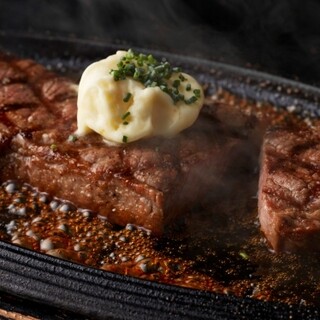 選び抜かれたお肉で仕上げるステーキは、自家製ソースでご提供。