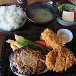 きらく - ハンバーグランチ 930円 ＋カニコロッケ120円＋チキンカツ120円