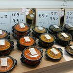 インドカレー シャンティ - カレーが並んでる