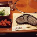 Matsuya Yakiniku Suteki - テーブルの様子。サラダとキムチ取ってきました。