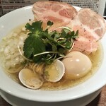 麺屋 ねむ瑠 - 煮玉子赤鶏と蛤の淡麗中華そば(塩)
