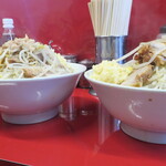 ラーメン二郎 - ＜参考＞ラーメン小＋ヤサイニンニクアブラカラメ（左）との比較