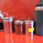 ラーメン二郎 - 卓上調味料