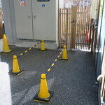 ラーメン二郎 - 店外のウェイティングスペース