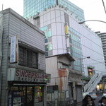 すし処 みや古分店 - 店に行く途中・・再開発に取残されたミシン屋さん