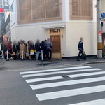 麦と麺助 - 30分待ちました  店員さんがちょくちょく出てきて並びの世話やいてくれました