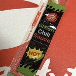 ピザハット - ピザに緑のチリソースが付いてきました。
少量でも、思ったよりピリッときます。
私は、少しだけ付けて味変を楽しみました。
辛いのが苦手な人は、注意です。