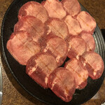 炭火焼肉 新家 - 塩上タン2人前 @880円