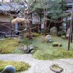 手打蕎麦鶴㐂 - 奥の席では庭園を望めました